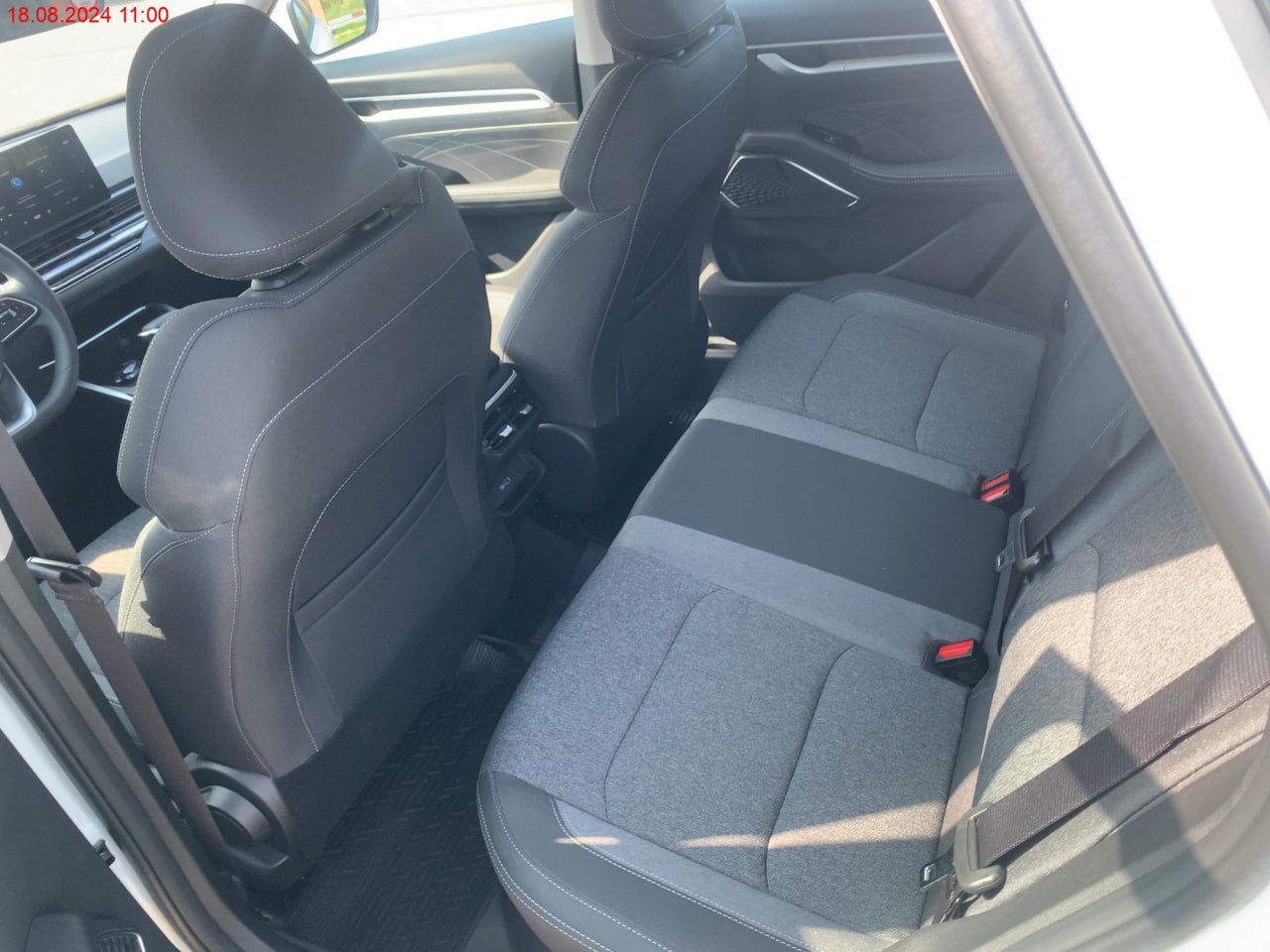 Машина Geely Emgrand '24